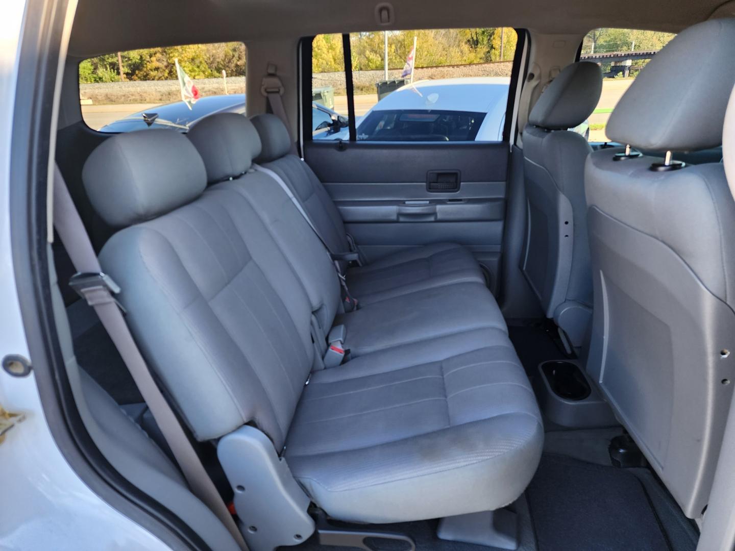 2005 WHITE Dodge Durango ST (1D4HD38K75F) with an 3.7L V6 SOHC 12V engine, AUTO transmission, located at 2660 S.Garland Avenue, Garland, TX, 75041, (469) 298-3118, 32.885551, -96.655602 - Photo#17